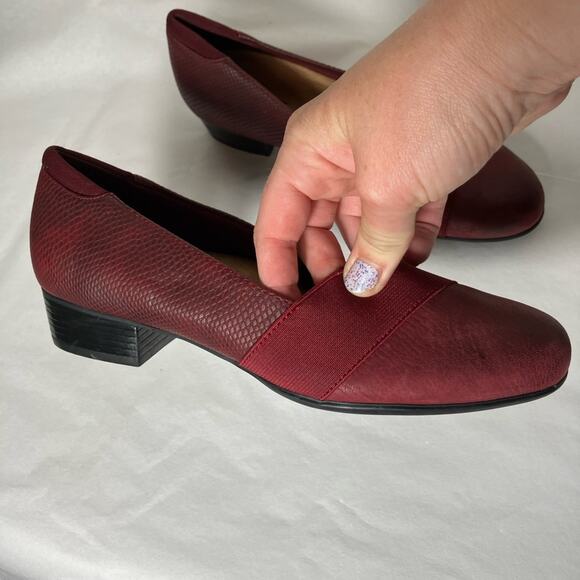 Trotters Melinda Slip-On‎ in Burgundy Snake size 6 flats work red shoes comfort - Picture 4 of 7